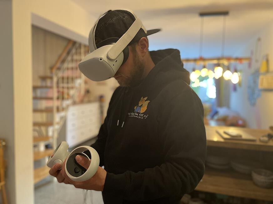 Tester schaut mit Brille verwundert auf seine Hände